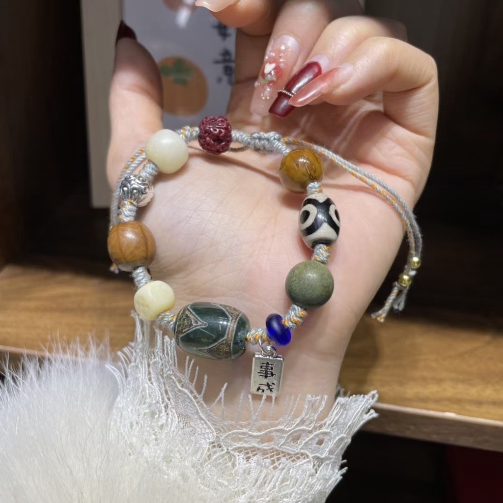 Vòng Tay Mã Não Tự Nhiên Bằng Gỗ Đàn Hương Xanh Lá / Vàng / Đỏ Phong Cách Phật Giáo Hong kong 9.2