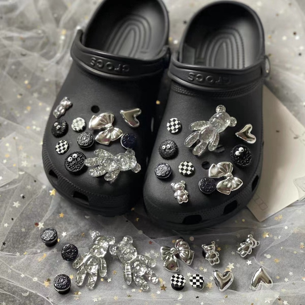 Sticker gắn dép, charm bearbrick tim nhăn gấu nơ nhũ bạc