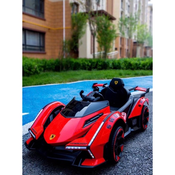 Xe ô tô điện kiểu dáng thẻ thao cho bé