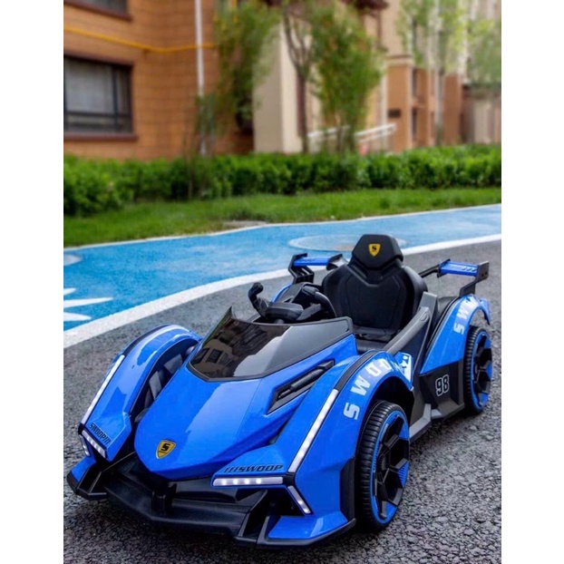 Xe ô tô điện kiểu dáng thẻ thao cho bé