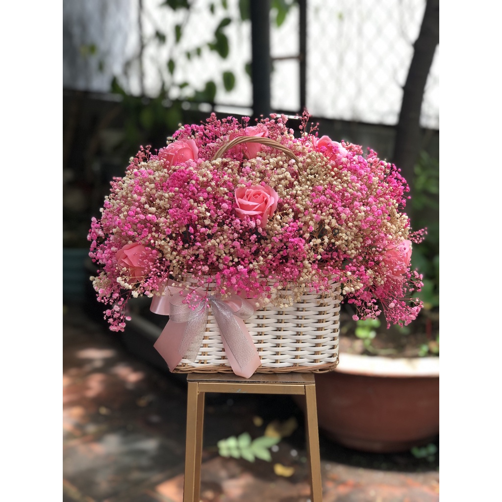 Giỏ hoa babi khô phối hoa sáp hồng