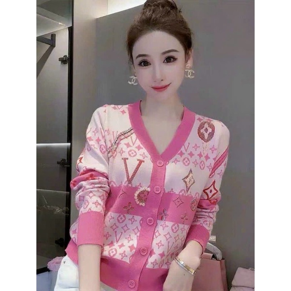 Hàng nhập - Áo len nữ in logo màu hồng xinh xắn, áo kiểu thu đông tay dài cài nút trước
