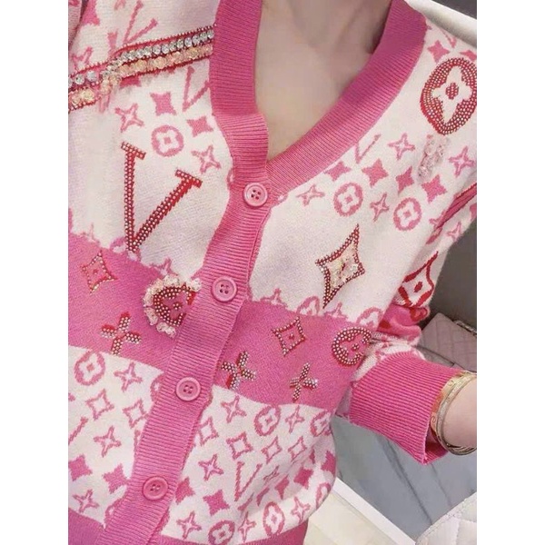 Hàng nhập - Áo len nữ in logo màu hồng xinh xắn, áo kiểu thu đông tay dài cài nút trước