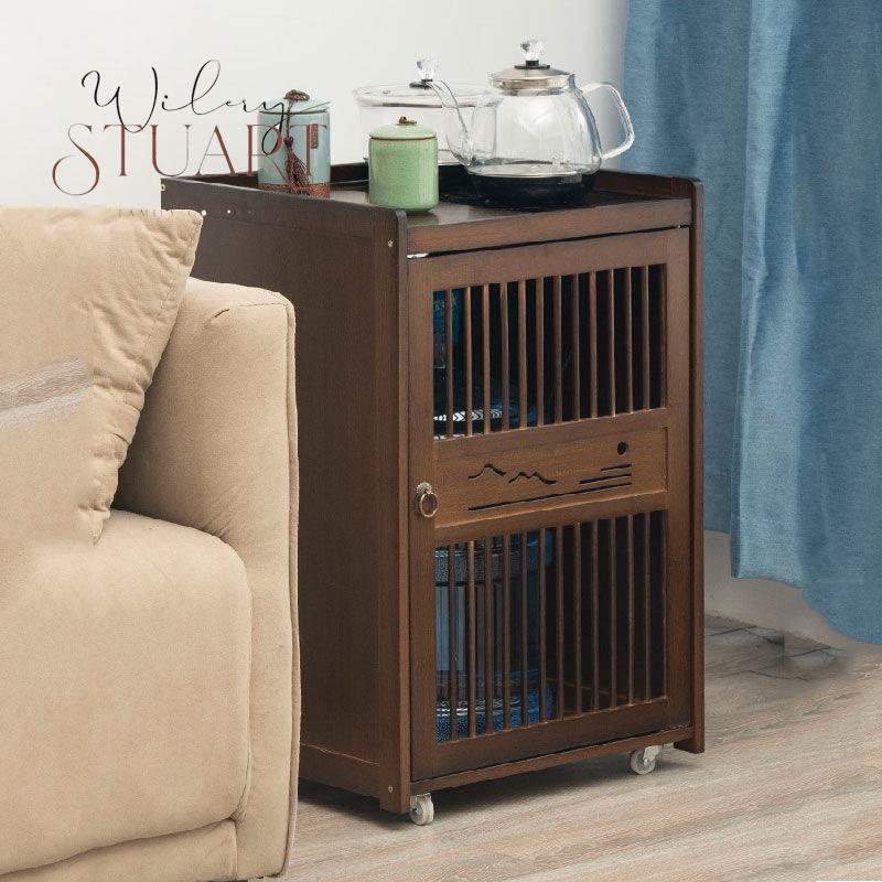 Bàn trà bên ghế sofa bên tủ ấm đun nước một bàn trà nhỏ giá trà di động ở góc một số giá đựng xô uống nước