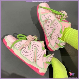 Giày sneaker nữ đế dày màu trắng in chữ