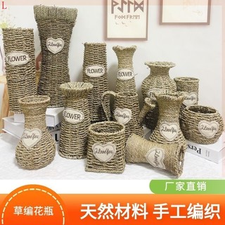 Bình hoa nhỏ bằng sắt mây để bàn trang trí phòng khách.