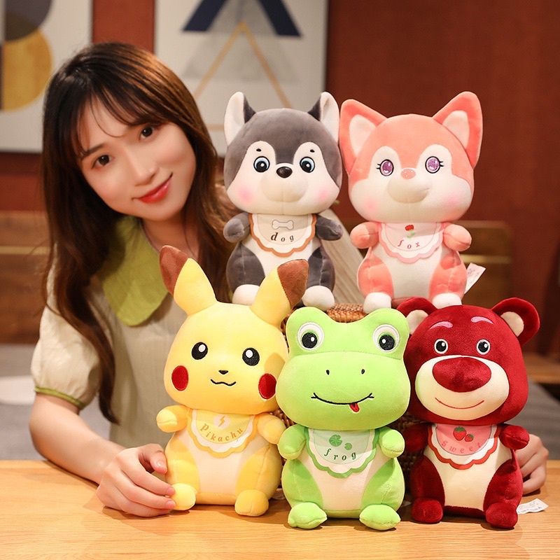 Thú Nhồi Bông Hoạt Hình Gấu dâu / Pikachu / Cáo  / Ếch / Chó Husky _ Gấu bông hình thú đeo yếm ngộ nghĩnh