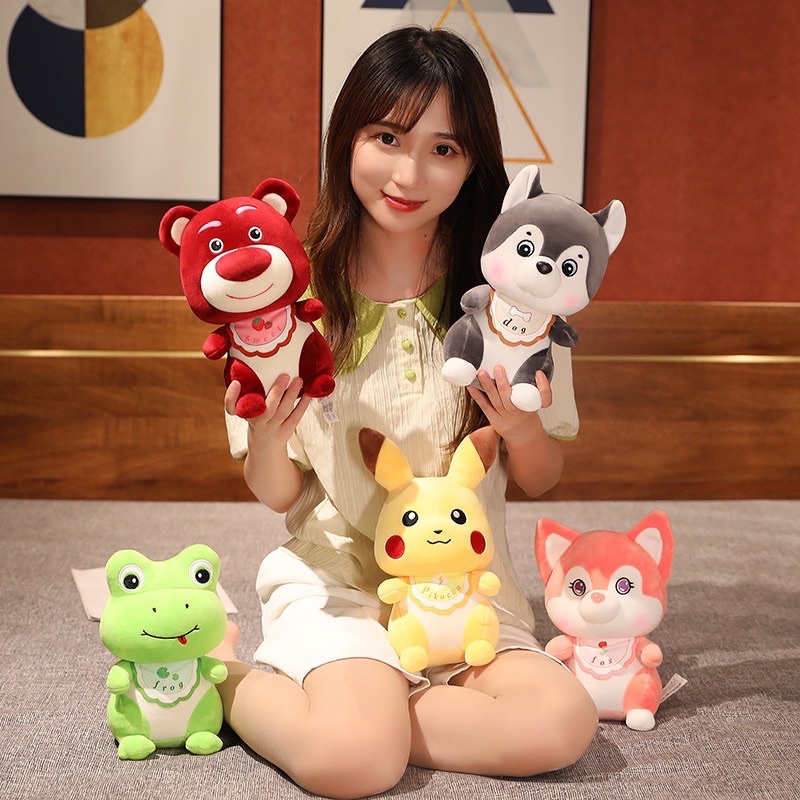 Thú Nhồi Bông Hoạt Hình Gấu dâu / Pikachu / Cáo  / Ếch / Chó Husky _ Gấu bông hình thú đeo yếm ngộ nghĩnh