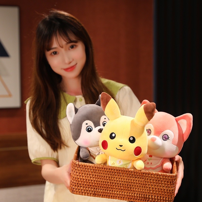 Thú Nhồi Bông Hoạt Hình Gấu dâu / Pikachu / Cáo  / Ếch / Chó Husky _ Gấu bông hình thú đeo yếm ngộ nghĩnh