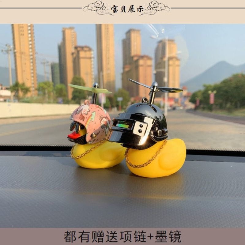 Chú Vịt Vàng Đội Mũ Bảo Hiểm Chạy Pin Trang Trí Xe Hơi