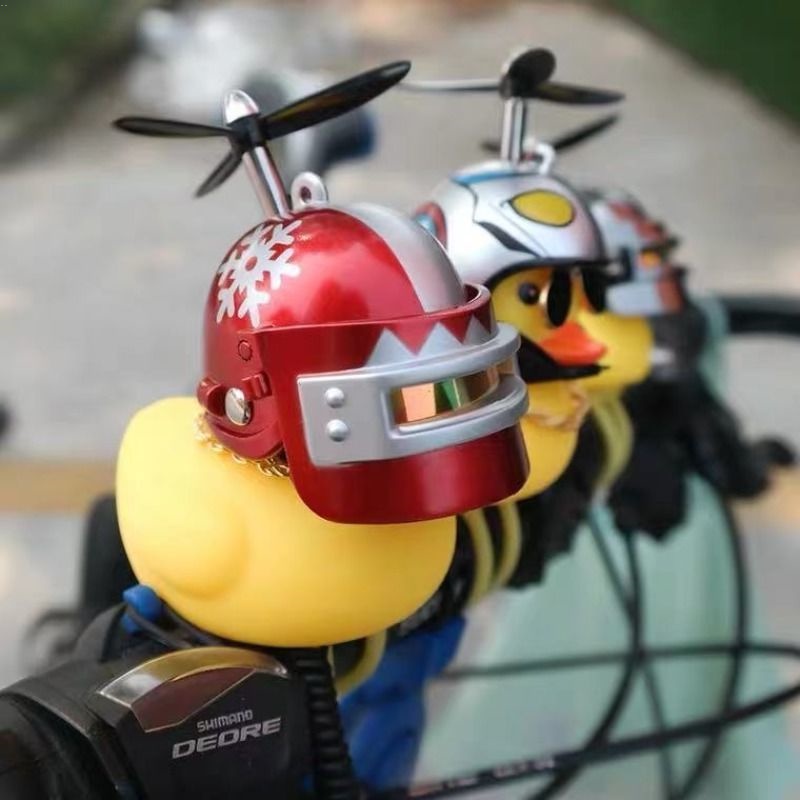 Chú Vịt Vàng Đội Mũ Bảo Hiểm Chạy Pin Trang Trí Xe Hơi