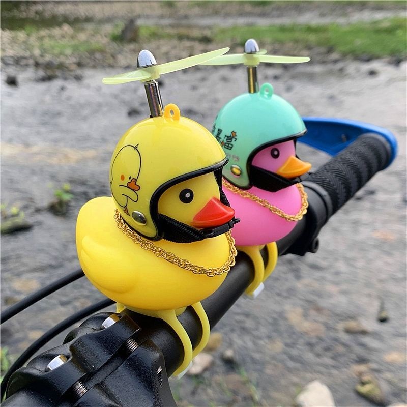 Chú Vịt Vàng Đội Mũ Bảo Hiểm Chạy Pin Trang Trí Xe Hơi