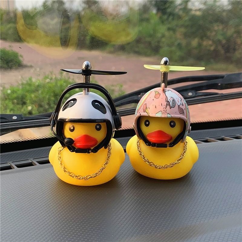 Chú Vịt Vàng Đội Mũ Bảo Hiểm Chạy Pin Trang Trí Xe Hơi