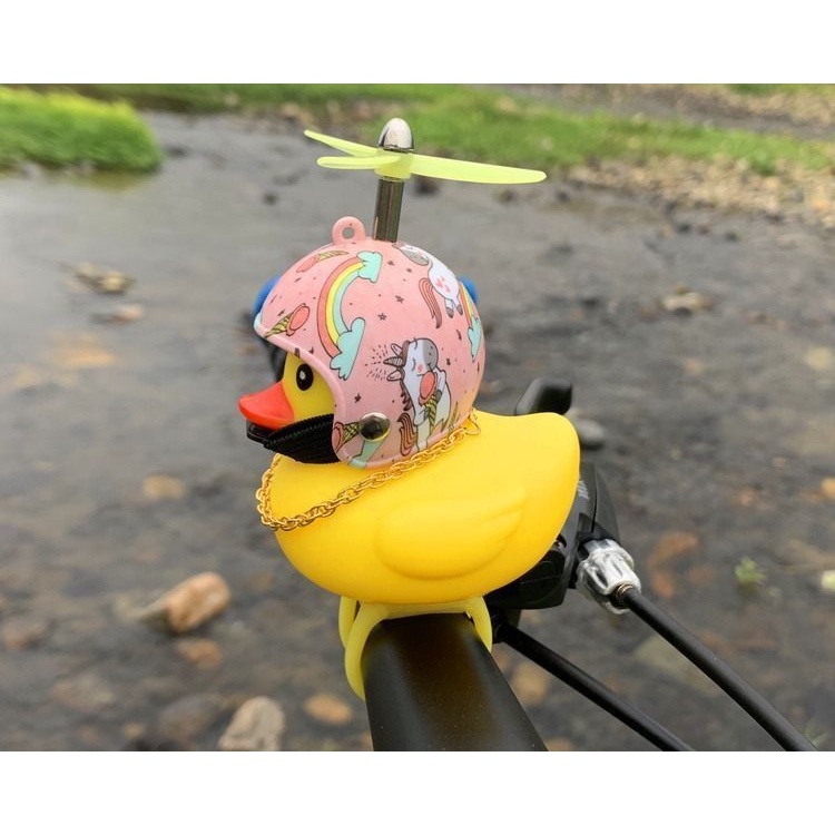Chú Vịt Vàng Đội Mũ Bảo Hiểm Chạy Pin Trang Trí Xe Hơi