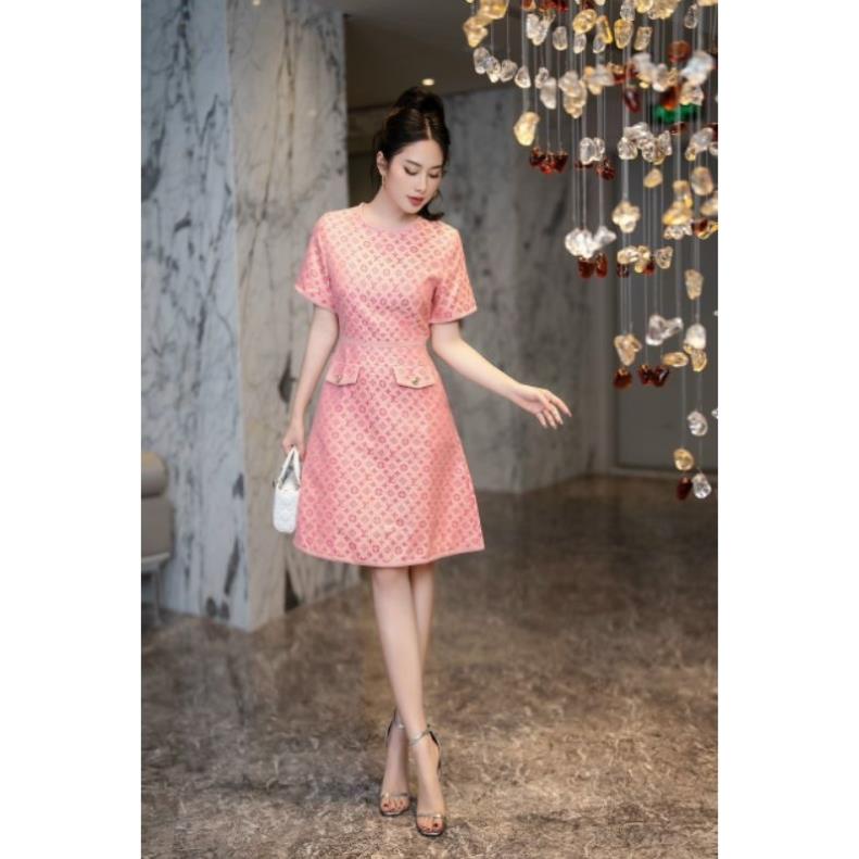 Hàng nhập - Đầm jean dáng suông xòe nhẹ phối viền, váy bò in logo tay ngắn 2 túi trước