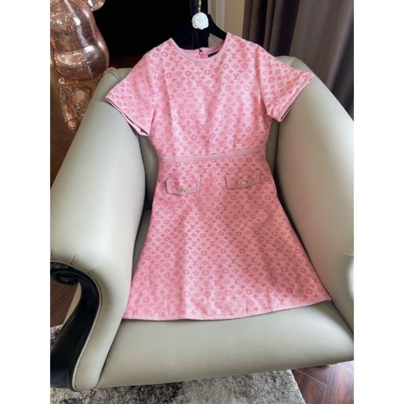 Hàng nhập - Đầm jean dáng suông xòe nhẹ phối viền, váy bò in logo tay ngắn 2 túi trước