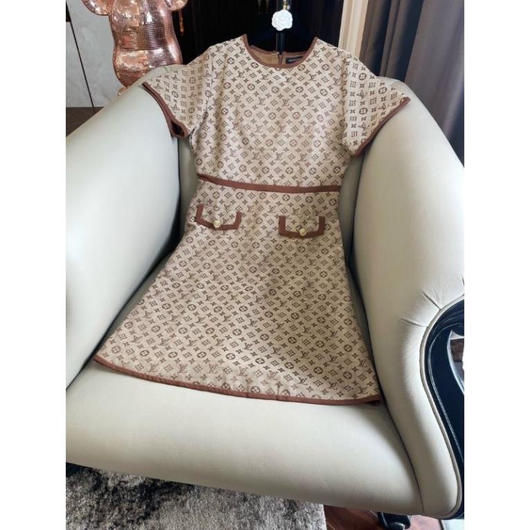 Hàng nhập - Đầm jean dáng suông xòe nhẹ phối viền, váy bò in logo tay ngắn 2 túi trước