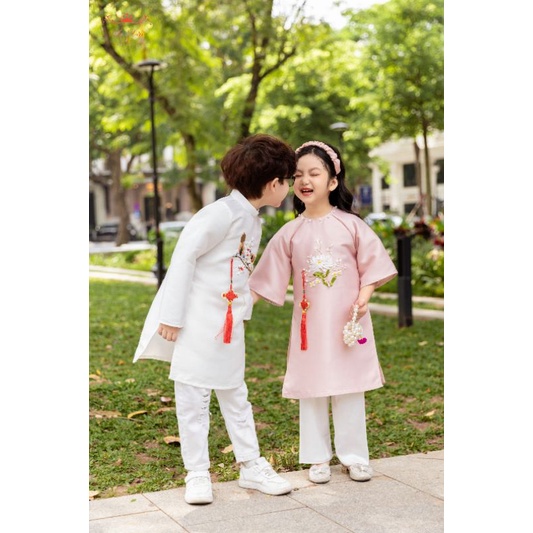 Áo dài Gia đình Yến Xuân màu hồng trắng nhẹ nhàng mặc tết 2024