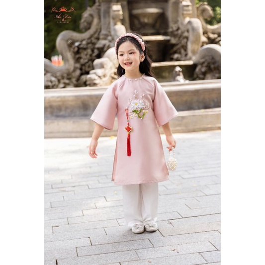 Áo dài Gia đình Yến Xuân màu hồng trắng nhẹ nhàng mặc tết 2024