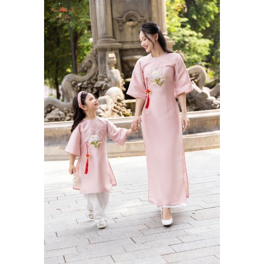 Áo dài Gia đình Yến Xuân màu hồng trắng nhẹ nhàng mặc tết 2024
