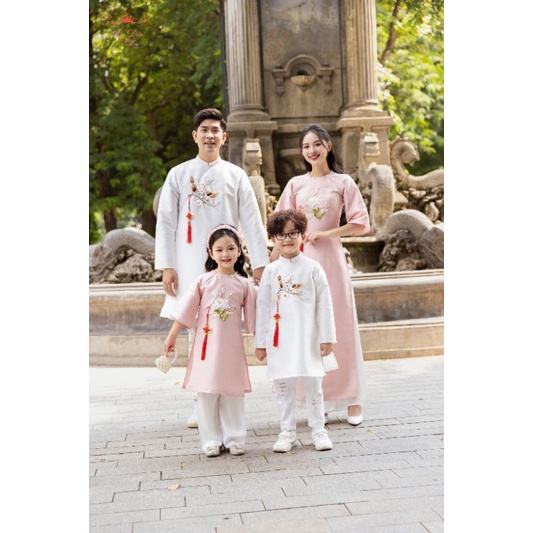 Áo dài Gia đình Yến Xuân màu hồng trắng nhẹ nhàng mặc tết 2024