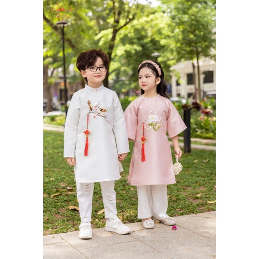 Áo dài Gia đình Yến Xuân màu hồng trắng nhẹ nhàng mặc tết 2024