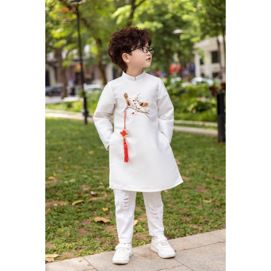 Áo dài Gia đình Yến Xuân màu hồng trắng nhẹ nhàng mặc tết 2024