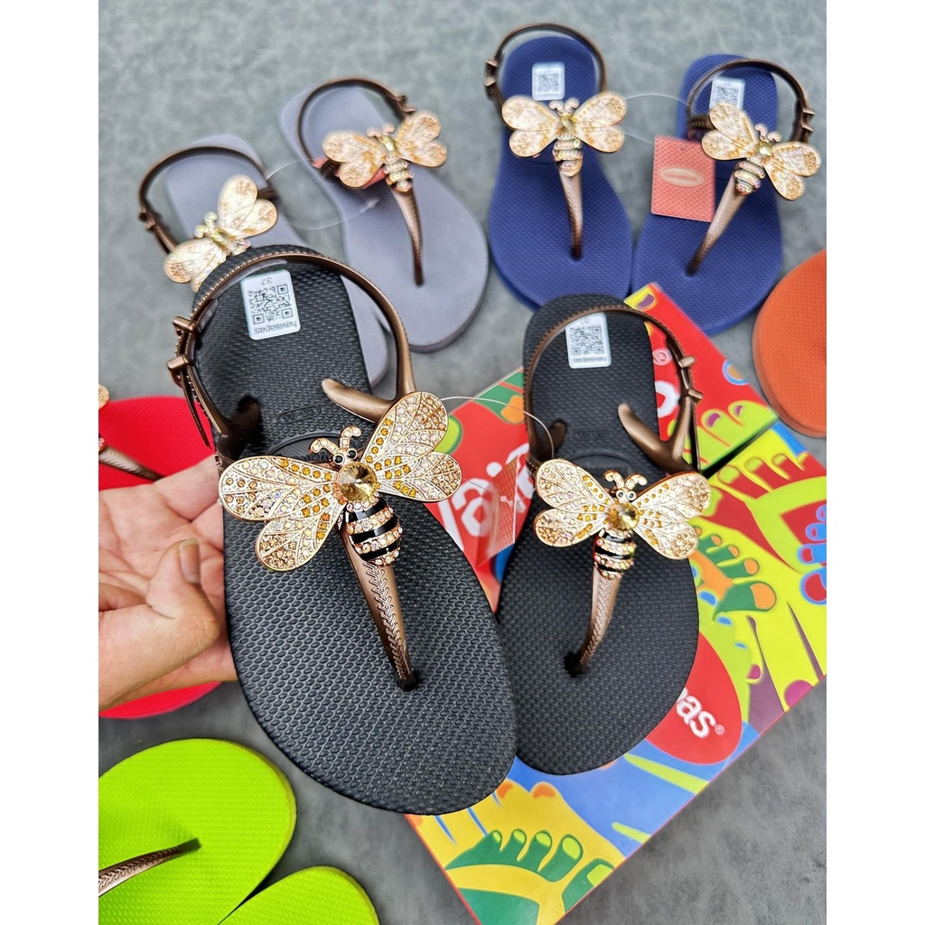 Dép kẹp xỏ ngón quai hậu sandals nữ đính Charm Ong thời trang êm ái. Nhiều màu lựa chọn