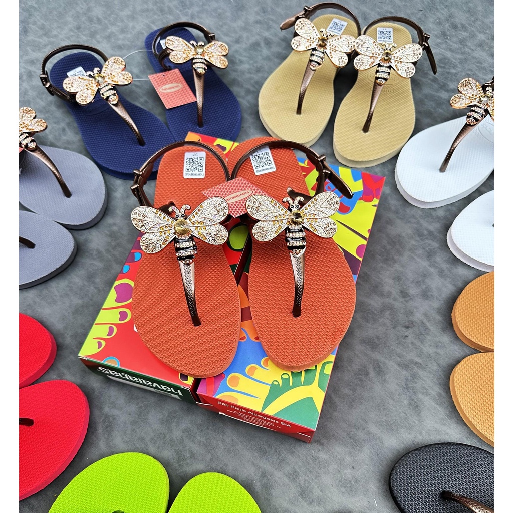 Dép kẹp xỏ ngón quai hậu sandals nữ đính Charm Ong thời trang êm ái. Nhiều màu lựa chọn