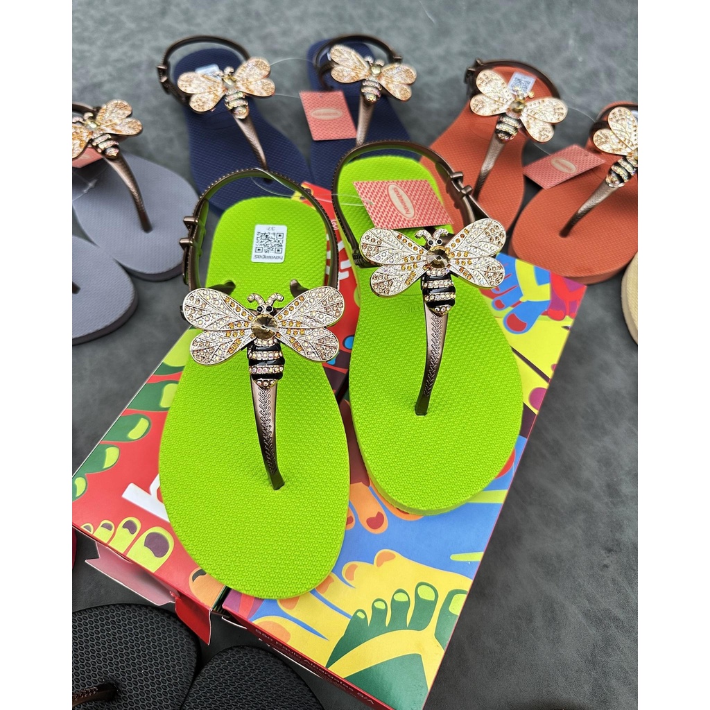 Dép kẹp xỏ ngón quai hậu sandals nữ đính Charm Ong thời trang êm ái. Nhiều màu lựa chọn