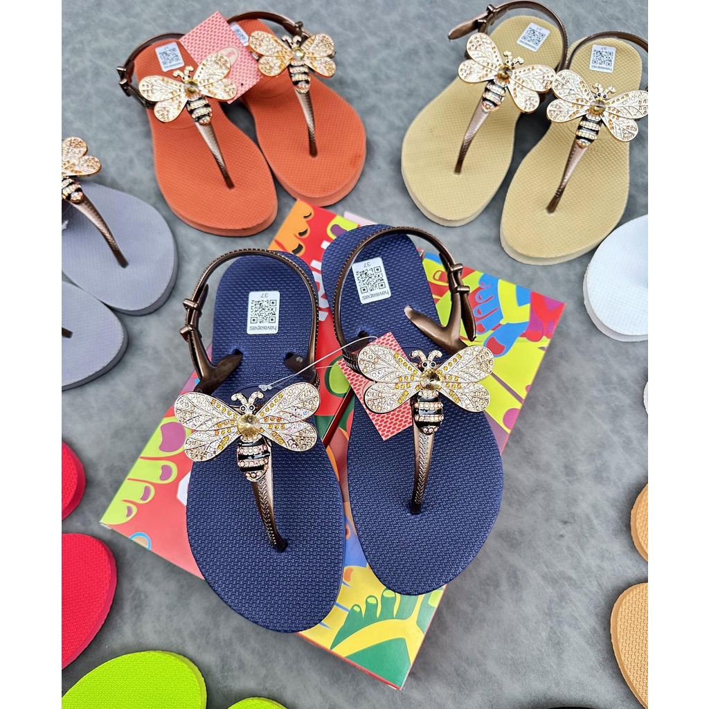 Dép kẹp xỏ ngón quai hậu sandals nữ đính Charm Ong thời trang êm ái. Nhiều màu lựa chọn