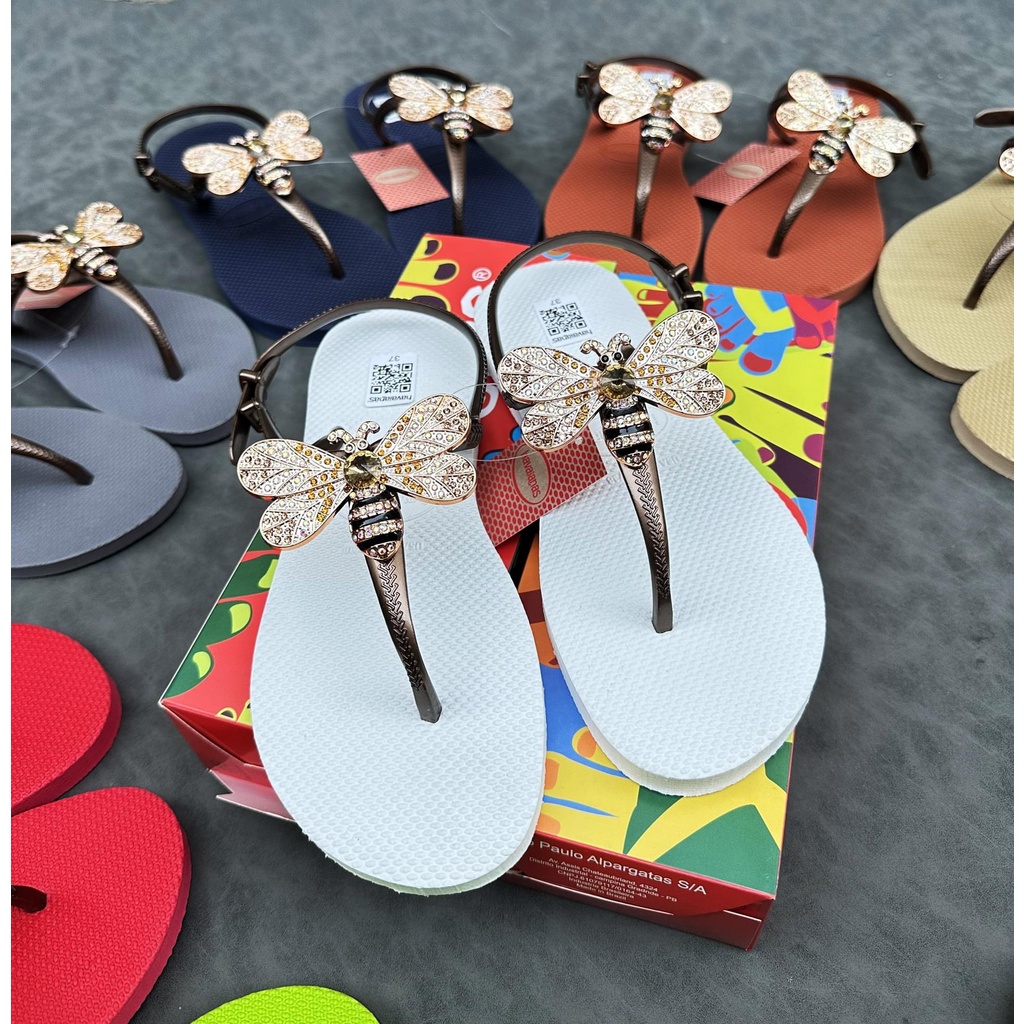 Dép kẹp xỏ ngón quai hậu sandals nữ đính Charm Ong thời trang êm ái. Nhiều màu lựa chọn