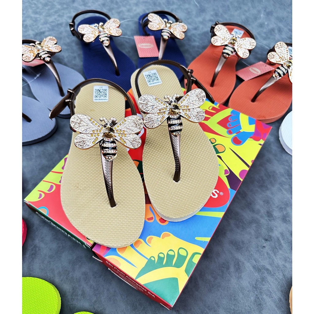 Dép kẹp xỏ ngón quai hậu sandals nữ đính Charm Ong thời trang êm ái. Nhiều màu lựa chọn