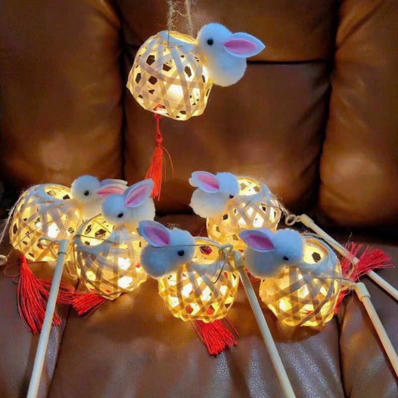 Lồng đèn trung thu thỏ ngọc mini bằng giỏ tre kèm đèn LED và thỏ bông xinh xắn