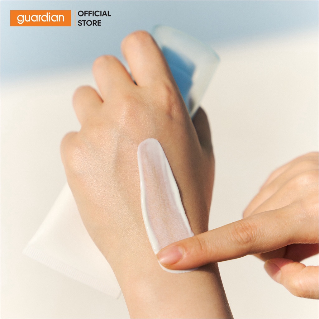 Tinh Chất Chống Nắng Cho Da Nhạy Cảm Skin1004 Madagascar Centella Hyalu-Cica Water-Fit Sun Serum SPF50+ PA++++ 50Ml