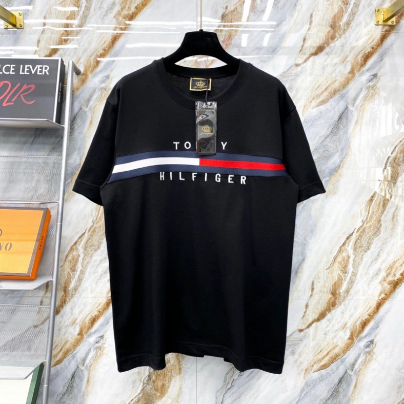 Áo phông nam nữ Tommy Hilfiger in vạch sọc đen trắng đỏ quanh áo. Áo Thun Unisex Form Rộng Siêu Hot Phiên Bản Mới