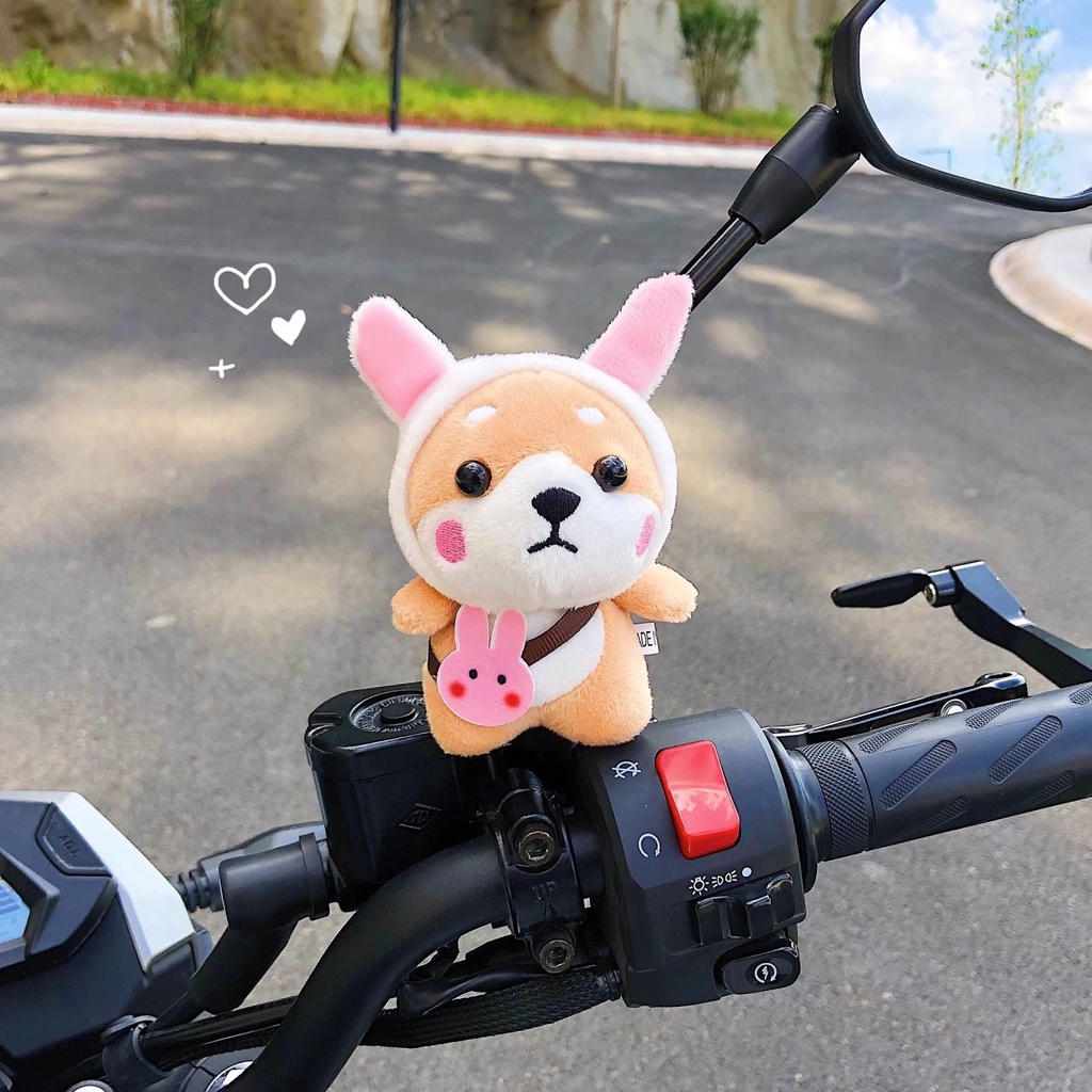 Búp Bê Nhồi Bông Hình Gấu shiba Lái Xe Máy / Mũ Bảo Hiểm Dễ Thương Trang Trí Xe Điện