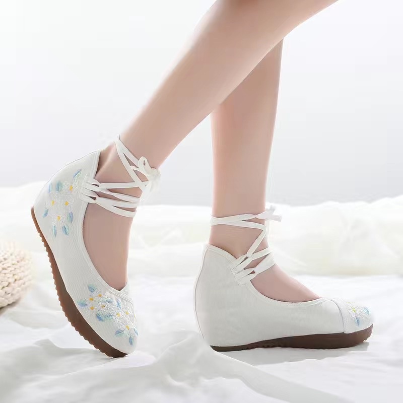 Giầy thêu 5cm