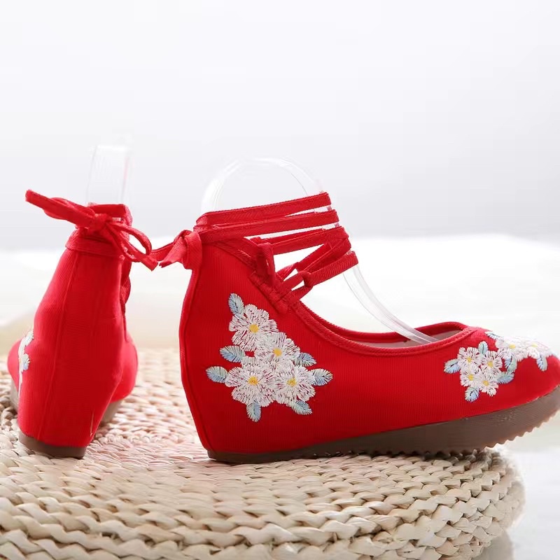 Giầy thêu 5cm