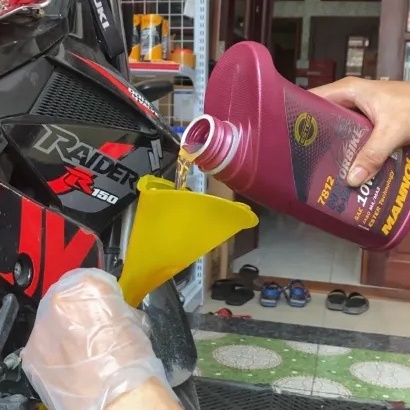Nhớt tổng hợp MANNOL Motorbike 4-Takt 7812 dành cho xe số, côn tay, PKL