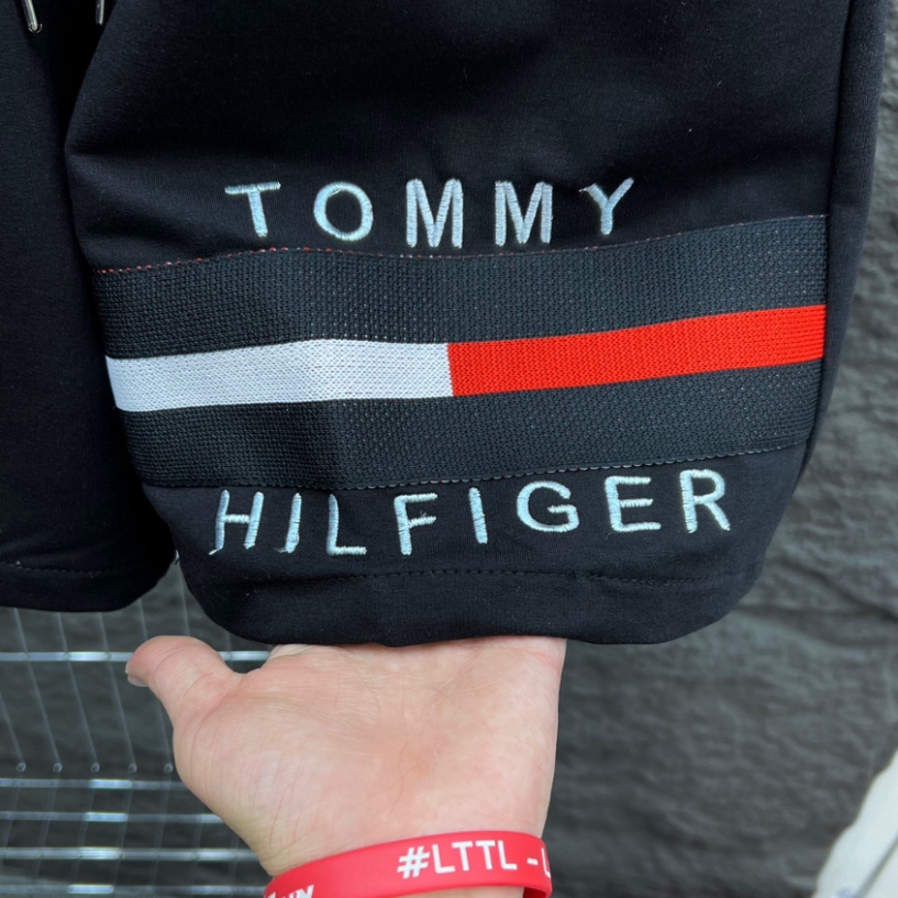 Quần đùi TOMMY hoạ tiết thêu kẻ ngang chữ chất vải dày dặn - Quần đùi nam nữ hot trend