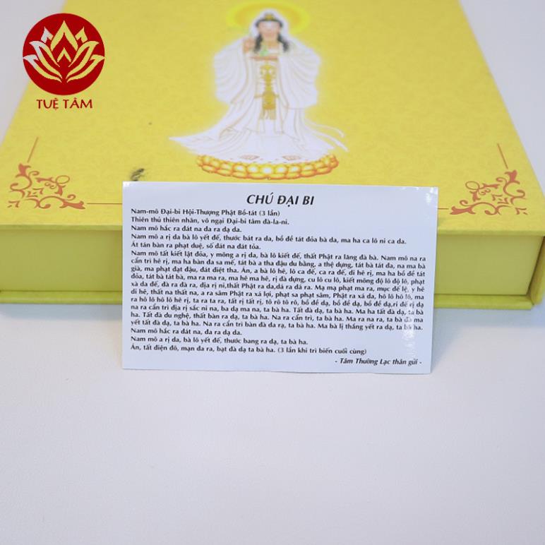 Ly nước uống và Miếng Dán Chú Đại Bi đã trì chú đem lại sự bình an và may mắn