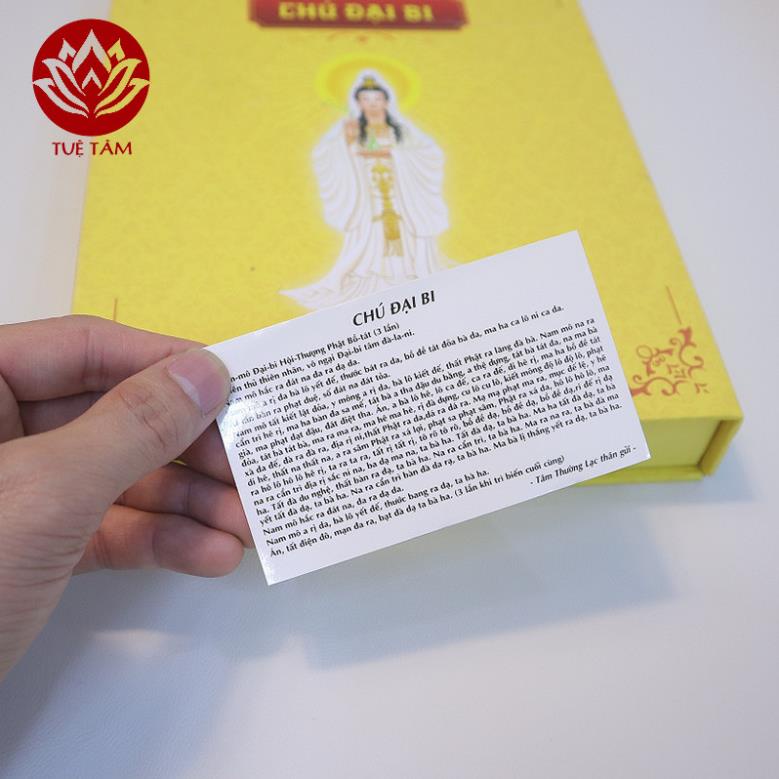 Ly nước uống và Miếng Dán Chú Đại Bi đã trì chú đem lại sự bình an và may mắn