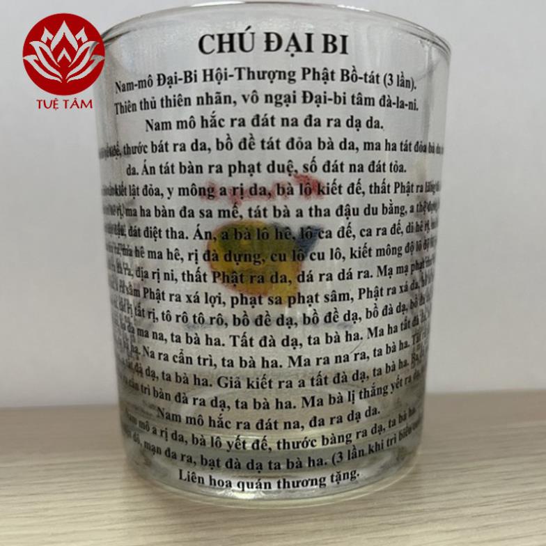 Ly nước uống và Miếng Dán Chú Đại Bi đã trì chú đem lại sự bình an và may mắn