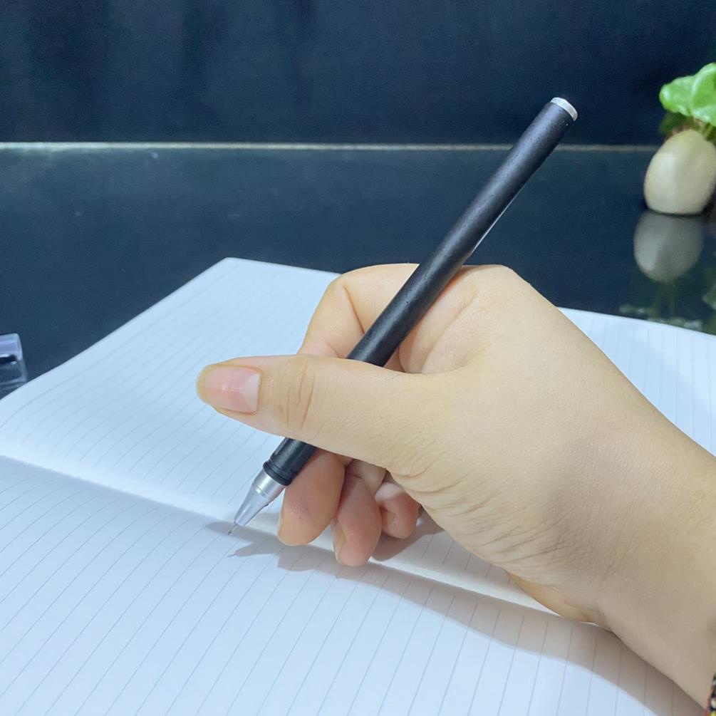 Bút chép kinh_Bút bi viết chữ đẹp ngòi 0.5mm mực Gel có nắp mực đen.