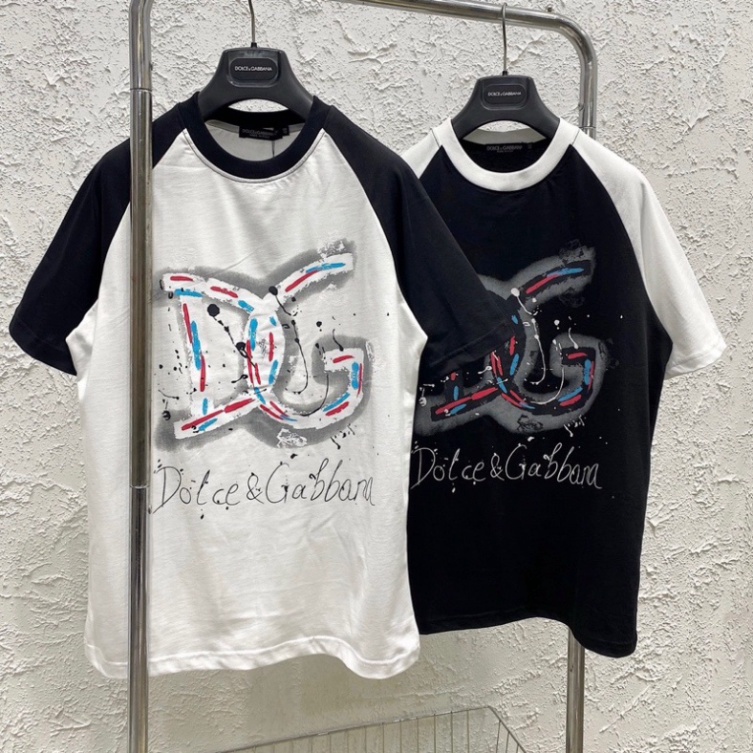 Áo phông nam nữ Dolce in chữ DG vảy sơn loang màu phối tay raglan đen trắng. Áo thun nam nữ unisex form hot trend 2023