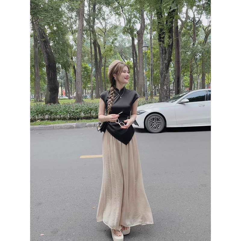 Set áo đen cổ tàu tà nhọn kèm chân váy voan maxi nude