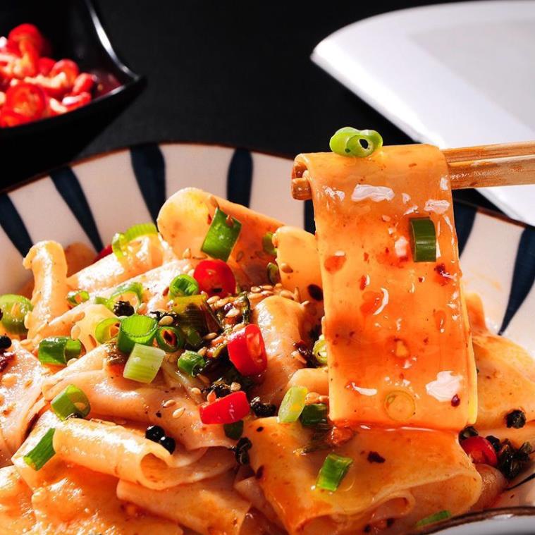 Mì trộn chua cay Tứ Xuyên, mì sợi dẹt trộn chua cay hiệu Cô Đầu Bếp - gói 105g