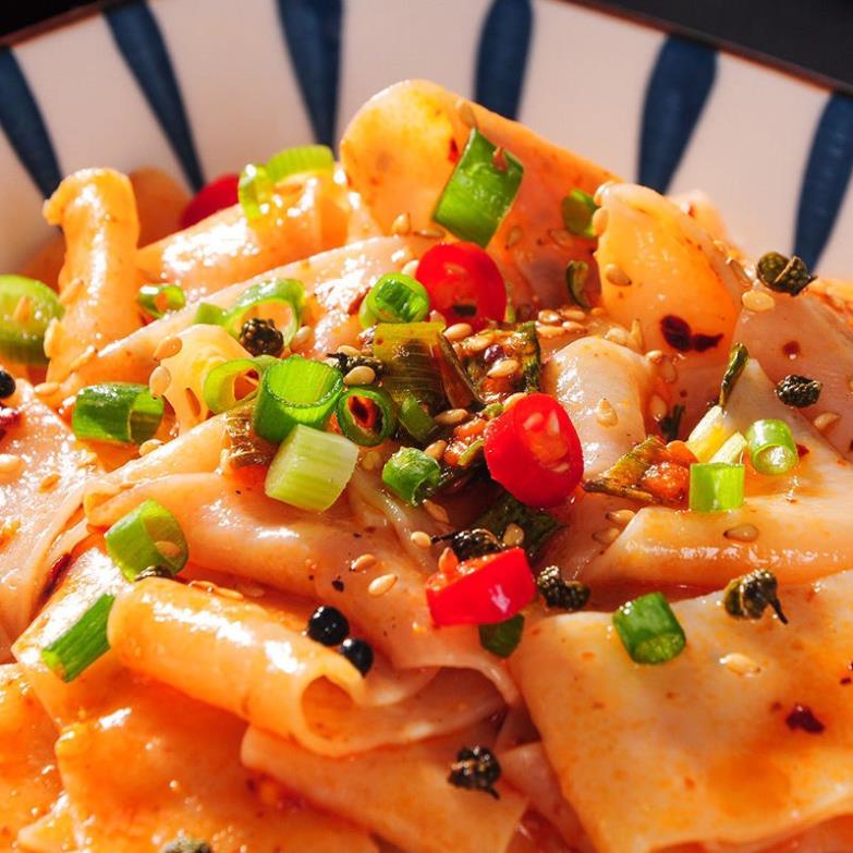 Mì trộn chua cay Tứ Xuyên, mì sợi dẹt trộn chua cay hiệu Cô Đầu Bếp - gói 105g