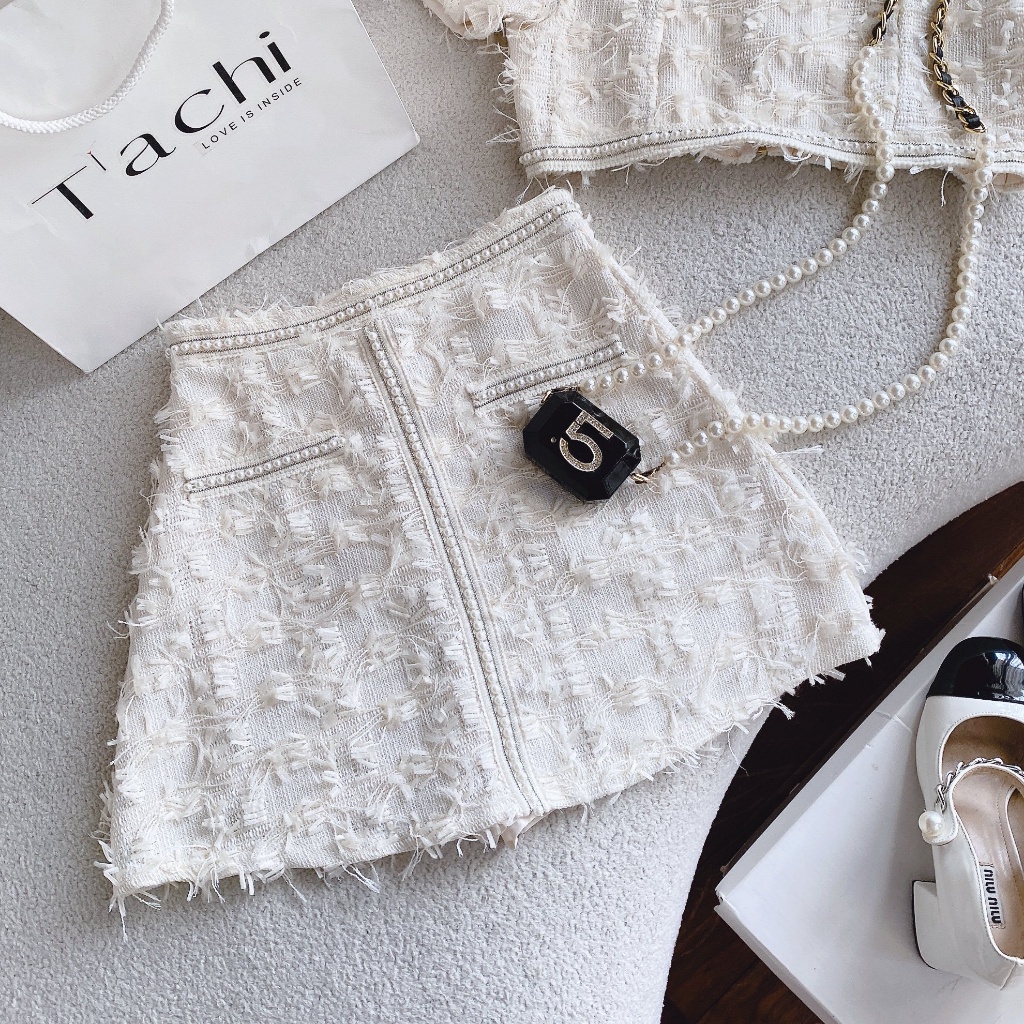 Set lông vũ: áo croptop tay phồng kem cổ vuông đánh bông xù + chân váy kem Rin Store - 192923